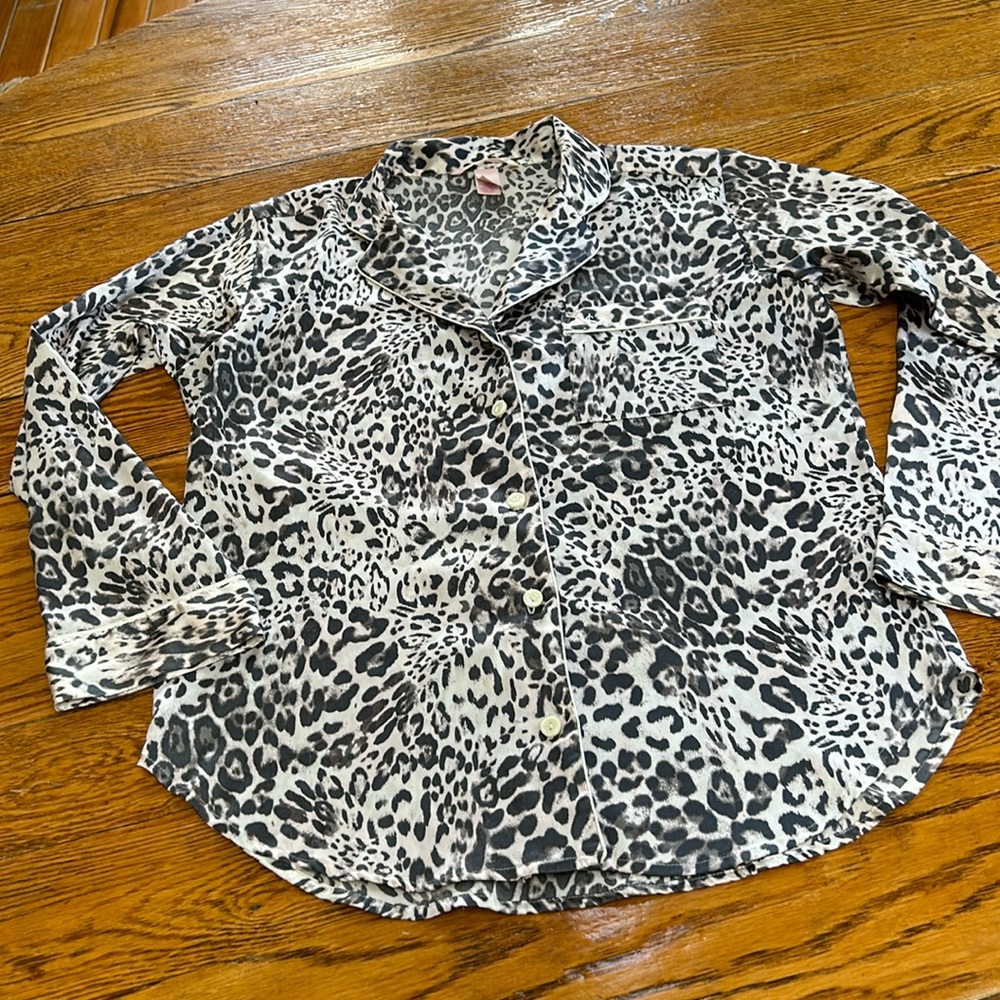 Victoria’s Secret gray/white cheetah print pajama top. Button front.Size Small.